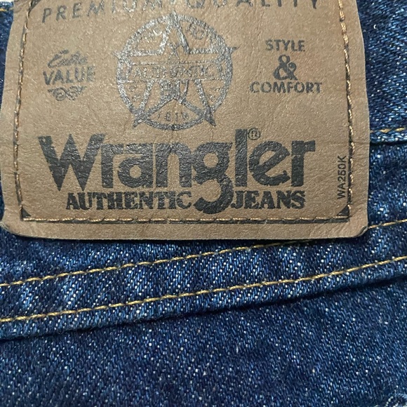 Wrangler Men's Regular Fit Jeans Dark Stonewash 40X30 NWT - Picture 3 of 4